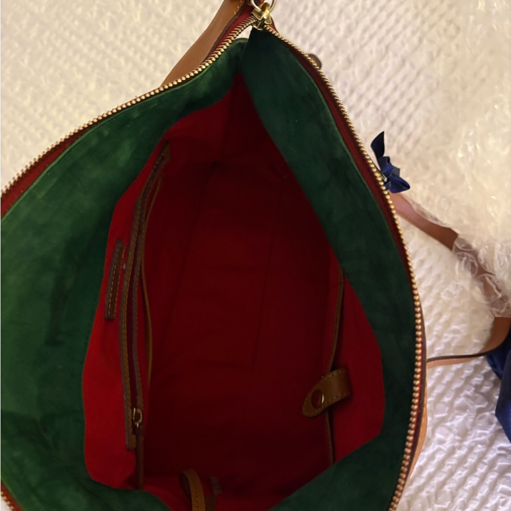 Elegant Tan Leather Handbag - Picture 5 of 8